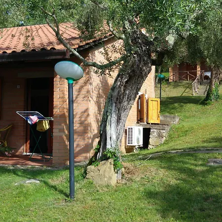 مكان تخييم Cerquestra Village Monte del Lago