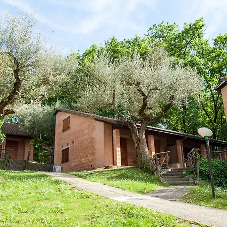 مكان تخييم Cerquestra Village Monte del Lago